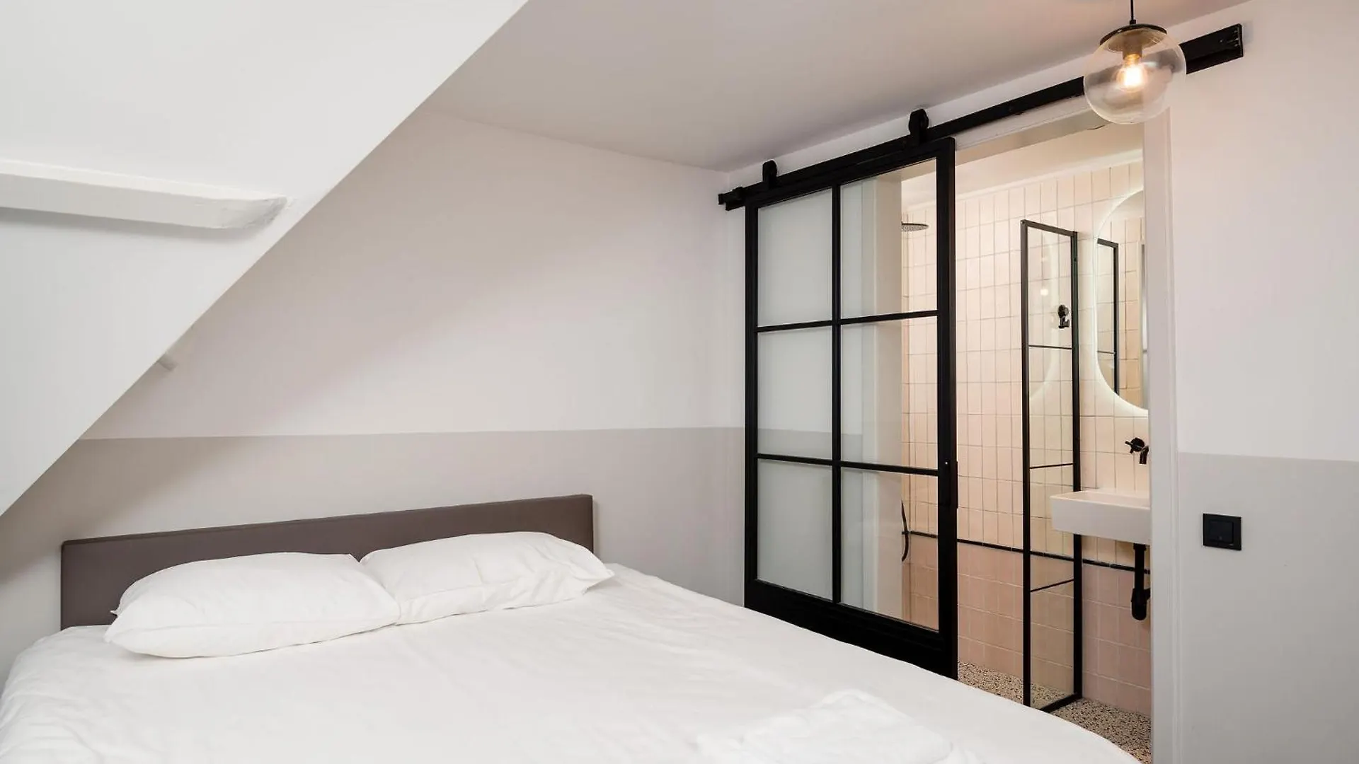 Hotel Mr.Lewis Rotterdam 3*,